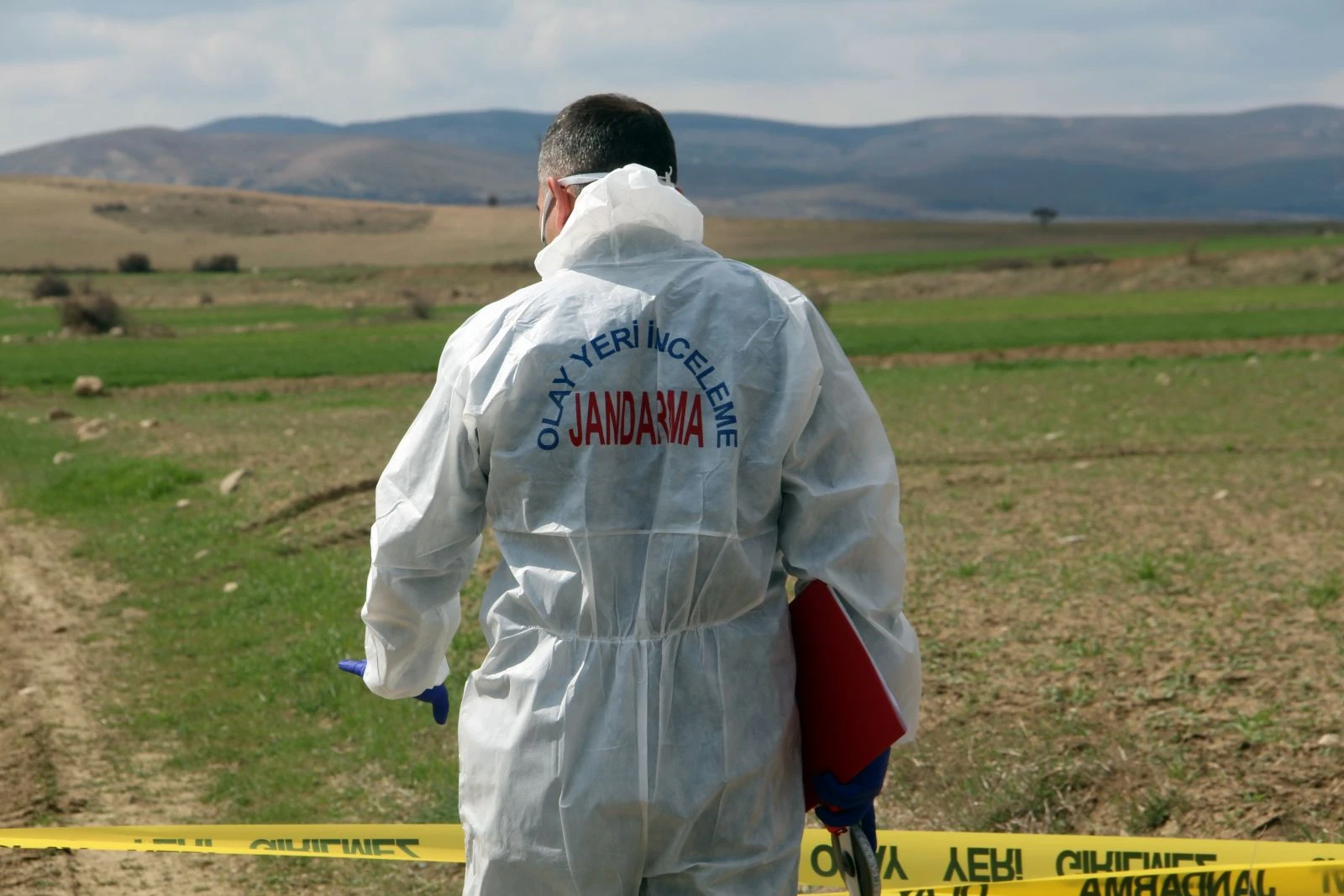 Evladını ağaçta asılı bulan anne ve baba kriz geçirdi