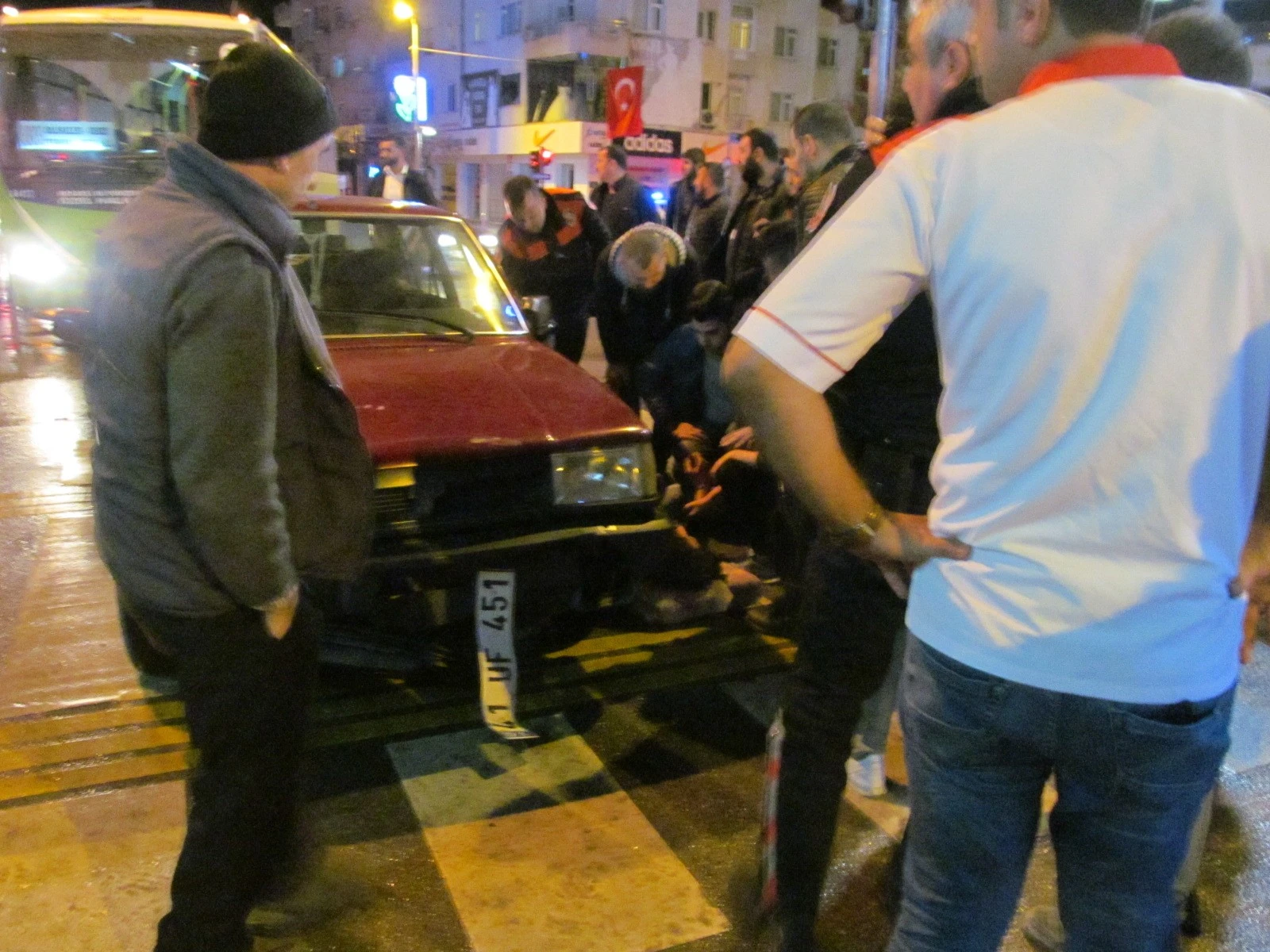 Elektrikli bisikleti ile ters şeride giren gence otomobil çarptı