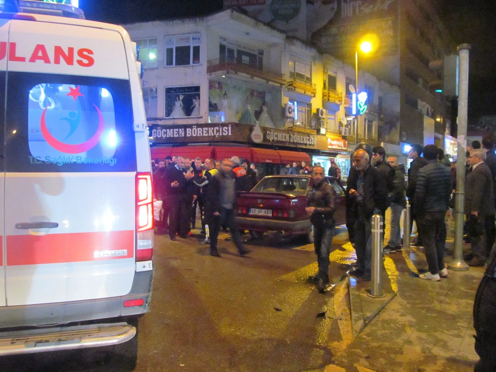 Elektrikli bisikleti ile ters şeride giren gence otomobil çarptı