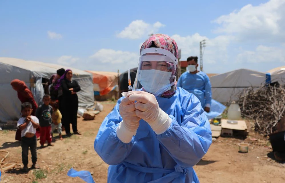 Tarım işçileri çadırlarda aşılanıyor