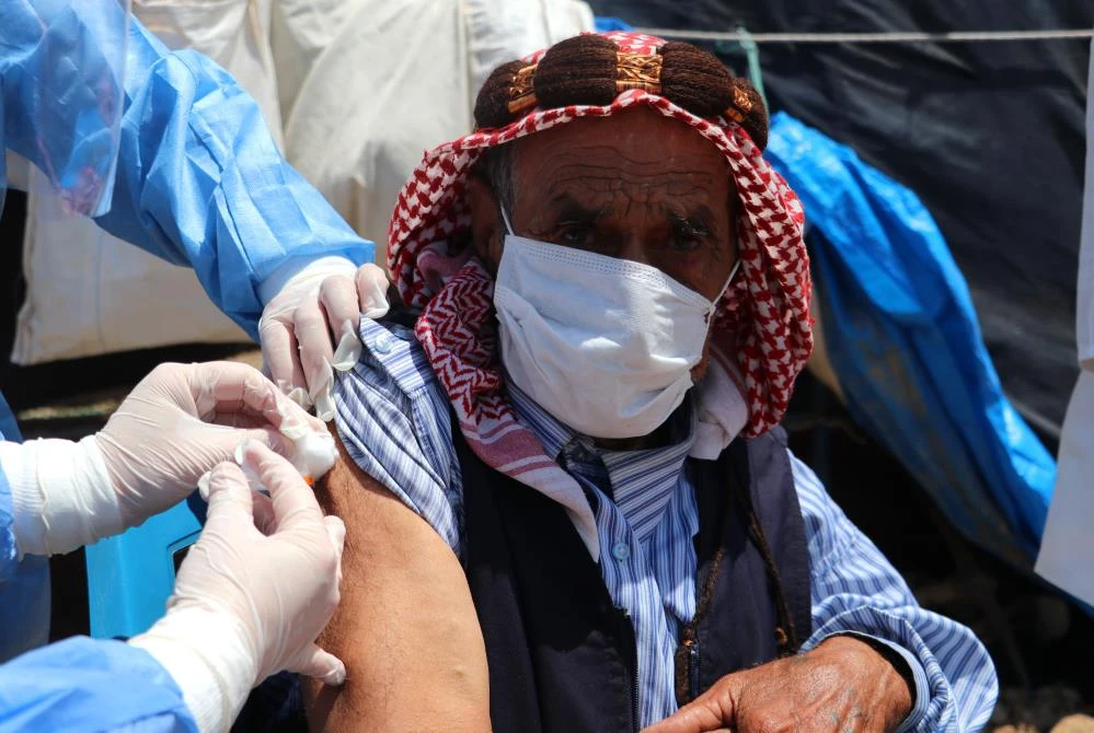 Tarım işçileri çadırlarda aşılanıyor