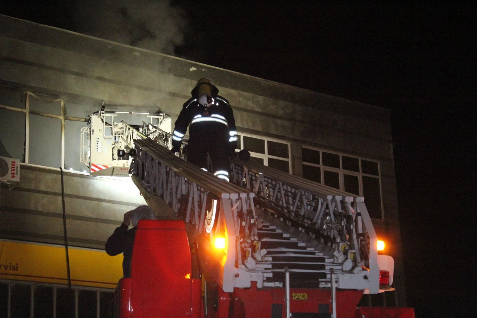 Konya'da benzinlik yazıhanesinde çıkan yangın korkuttu