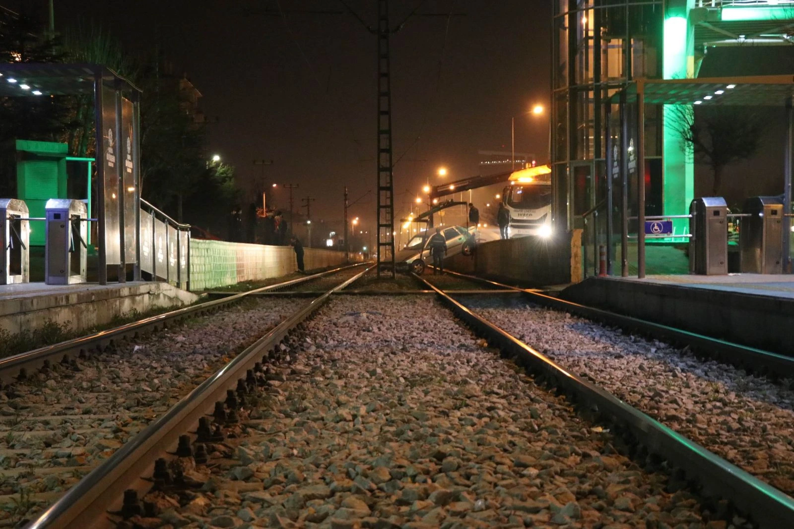 Otomobil tramvay yoluna düştü: 2 yaralı