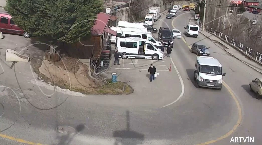 Yok böyle kaza! Yayaya iki farklı araç çarptı