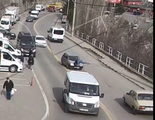 Yok böyle kaza! Yayaya iki farklı araç çarptı