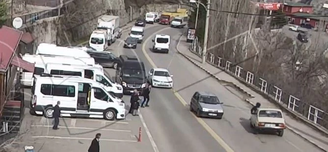 Yok böyle kaza! Yayaya iki farklı araç çarptı