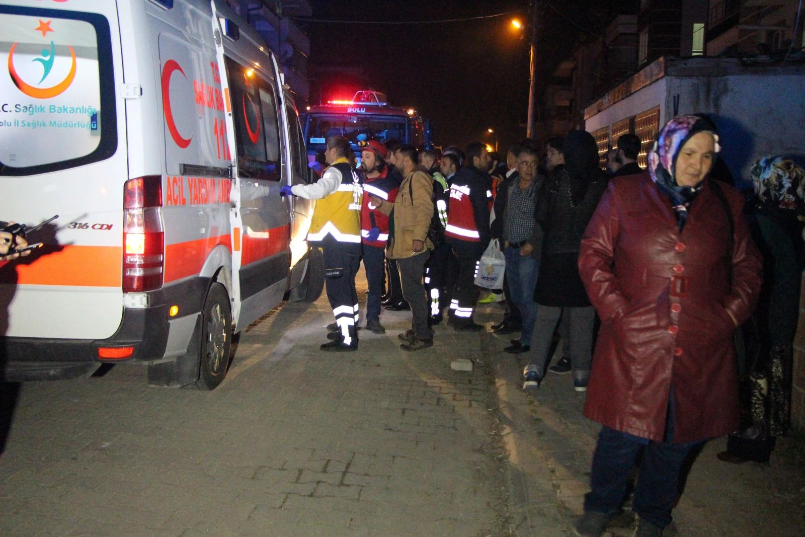 Yangın dumanından etkilenen 4 kişi hastaneye kaldırıldı