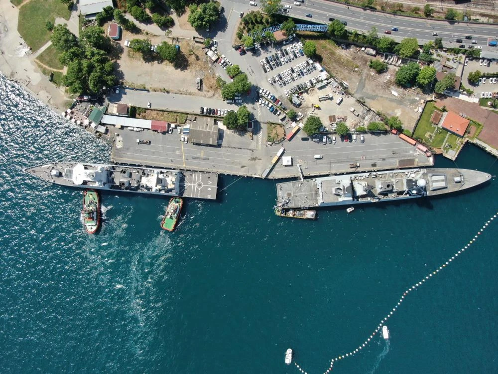 İngiliz ve Hollanda savaş gemileri Boğaz'a demirledi