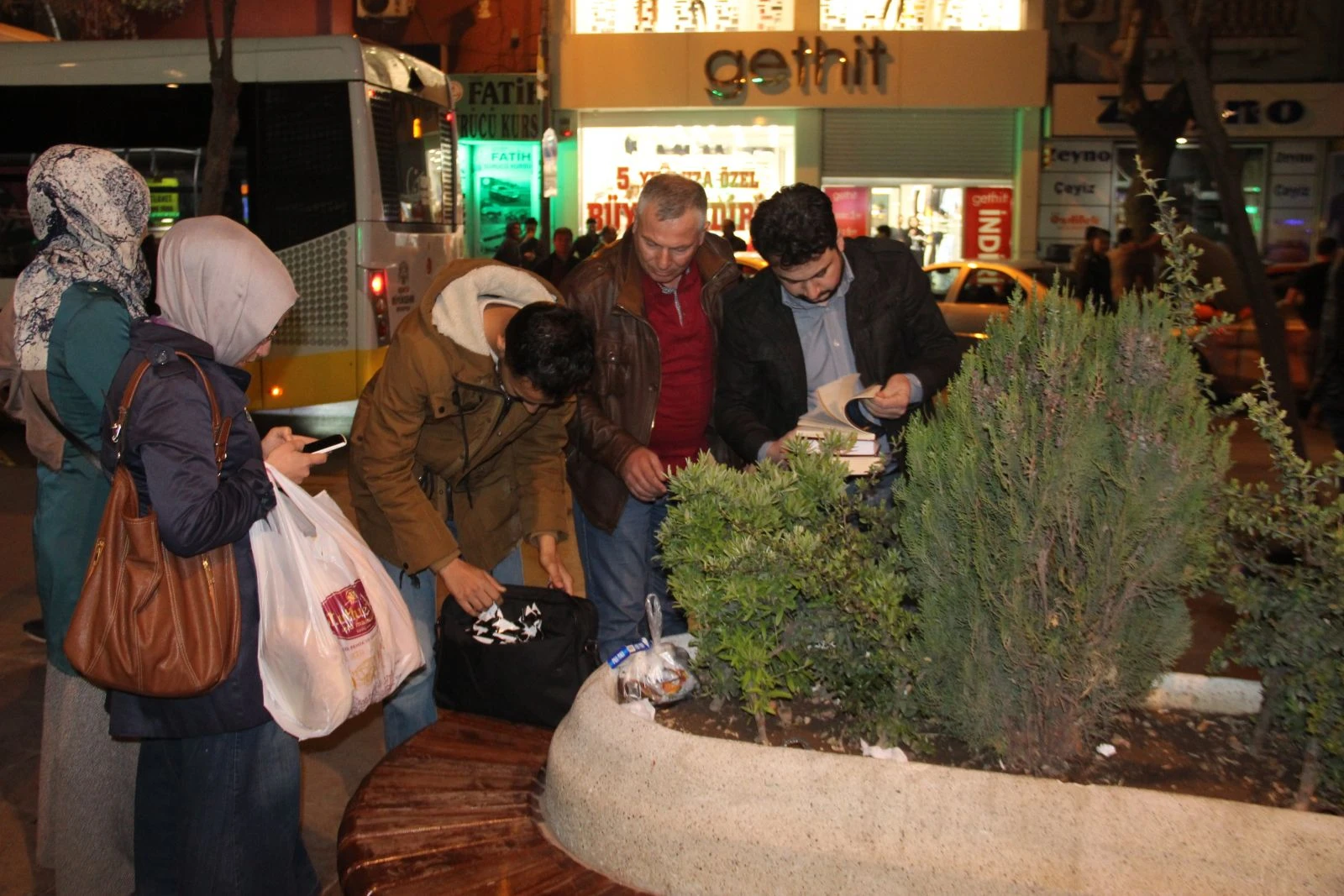 Bankta unutulan çanta paniğe neden oldu