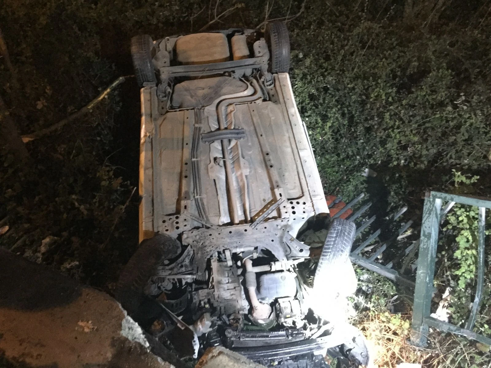 Alkollü sürücü dereye düşen aracından hiçbir şey olmamış gibi çıktı