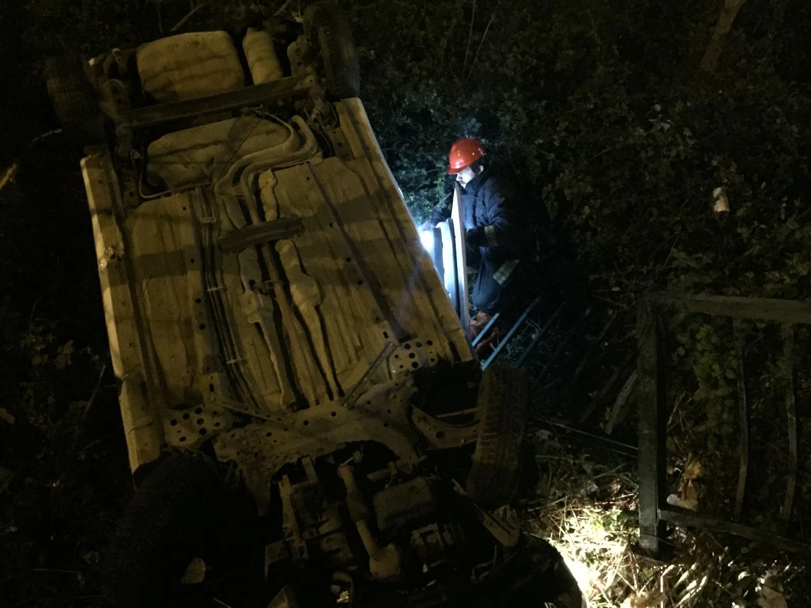 Alkollü sürücü dereye düşen aracından hiçbir şey olmamış gibi çıktı