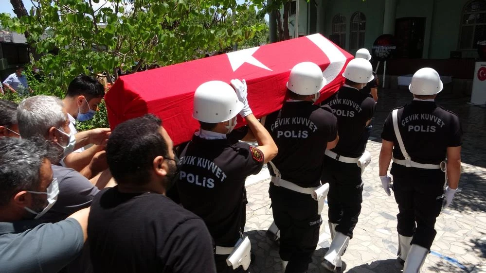 Polis babasının tabutuna "babam" diyerek koştu: Feryadı yürekleri dağladı