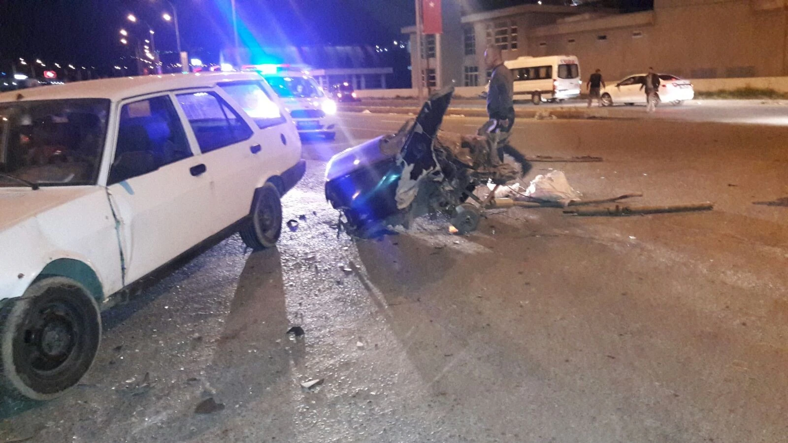 İkiye bölünen otomobilden sağ çıktılar