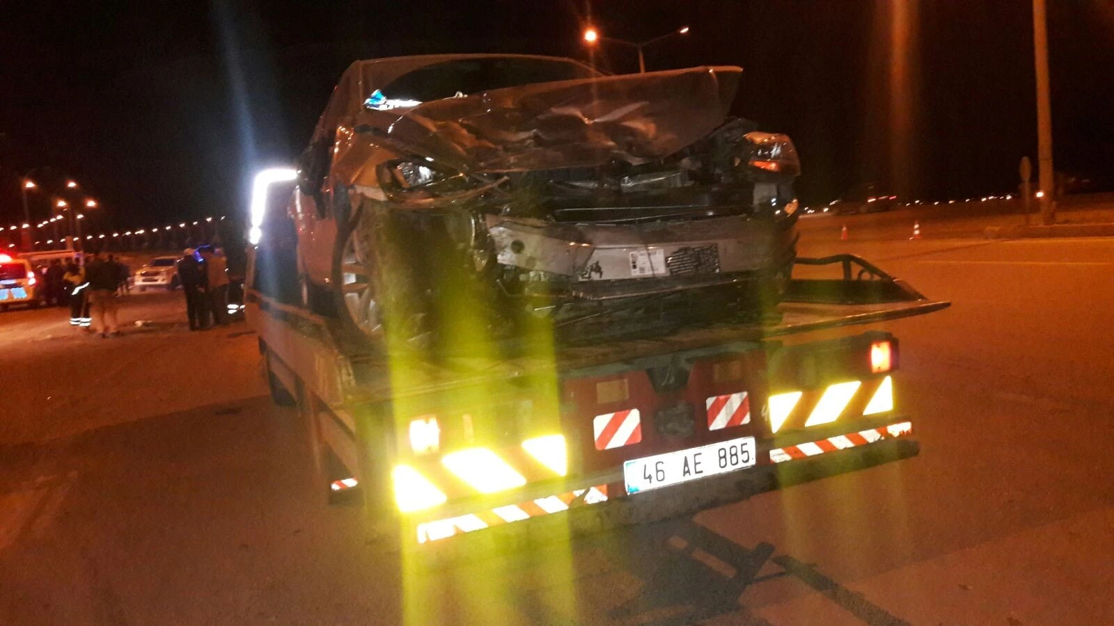 İkiye bölünen otomobilden sağ çıktılar