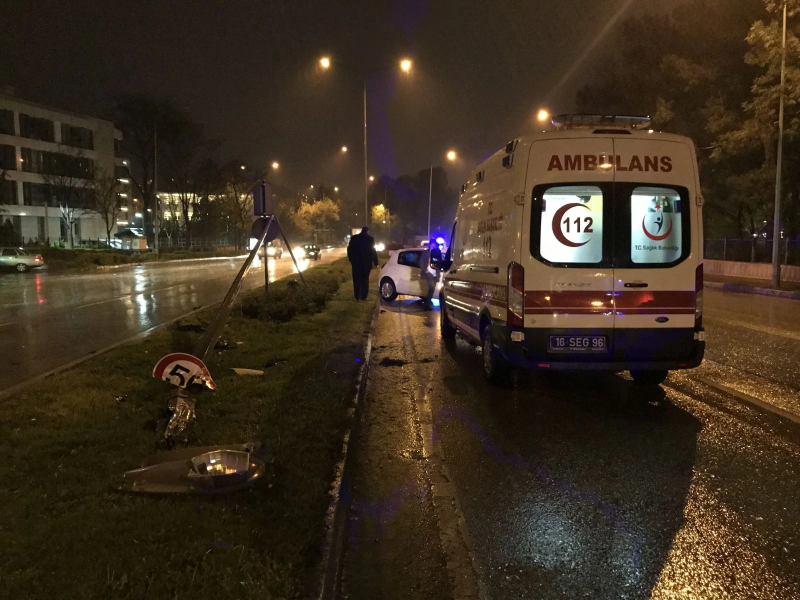 Kayganlaşan yolda otomobil elektrik direğine çarptı: 3 yaralı