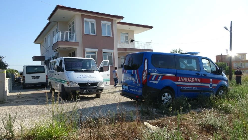 Okul müdürü evinde ölü bulundu