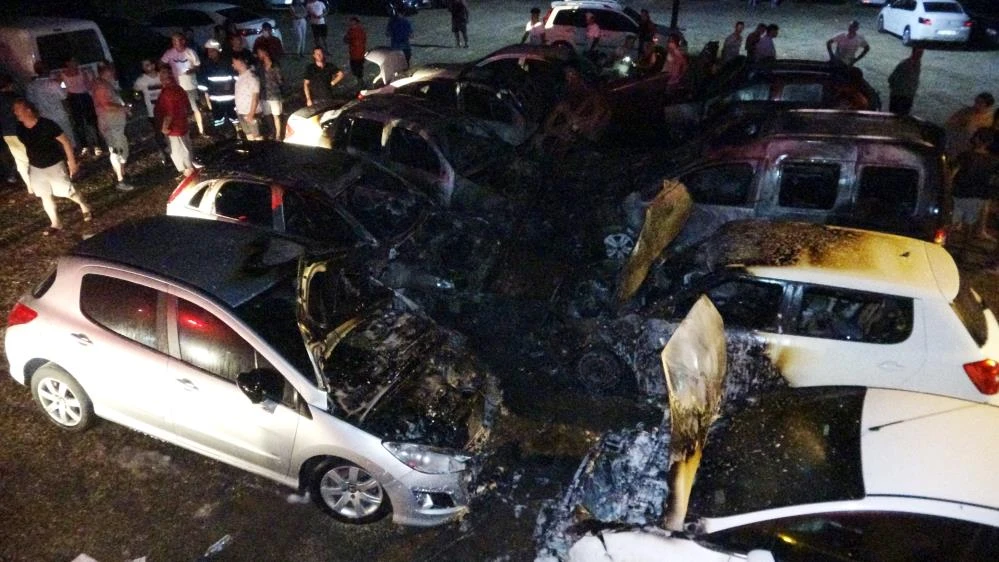 Otoparkta yangın: Araçlar hurdaya döndü