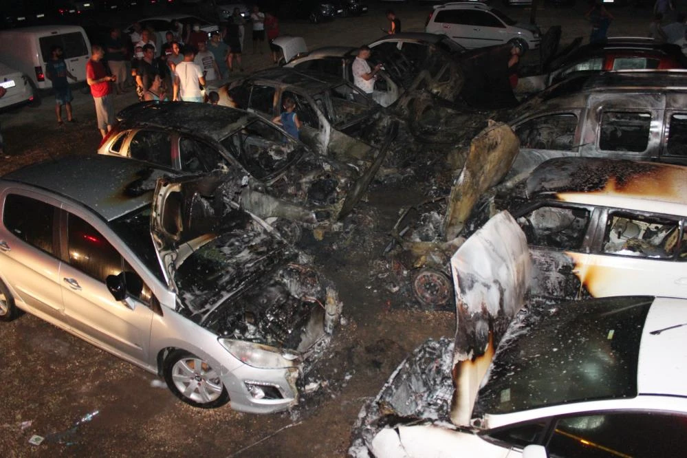 Otoparkta yangın: Araçlar hurdaya döndü