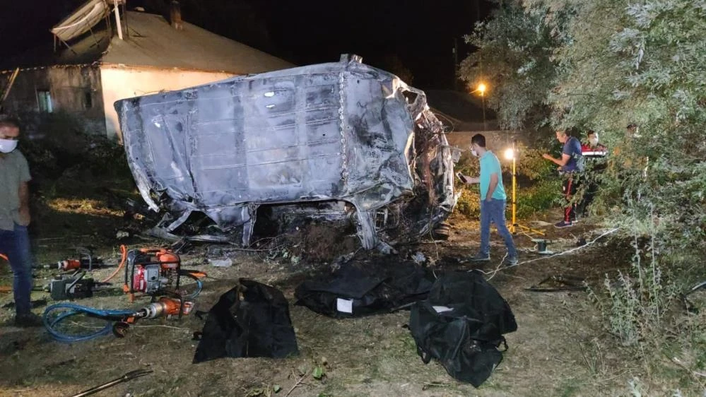 Mültecileri taşıyan minibüs kaza yaptı: Çok sayıda ölü ve yaralı var