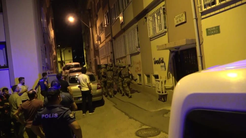 Evden rastgele ateş açan şahıs kardeşlerini rehin aldı