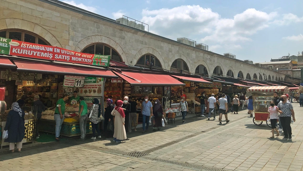 Bayram alışverişinin kalbi Eminönü eski günlerine döndü