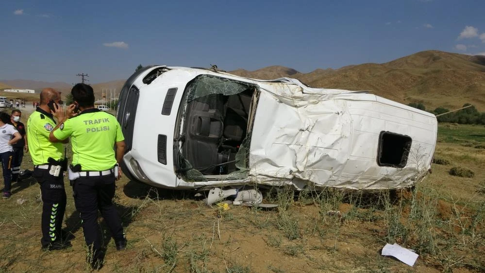 Yüksekova'da minibüs ile kamyon çarpıştı: 1 ölü, 3 yaralı