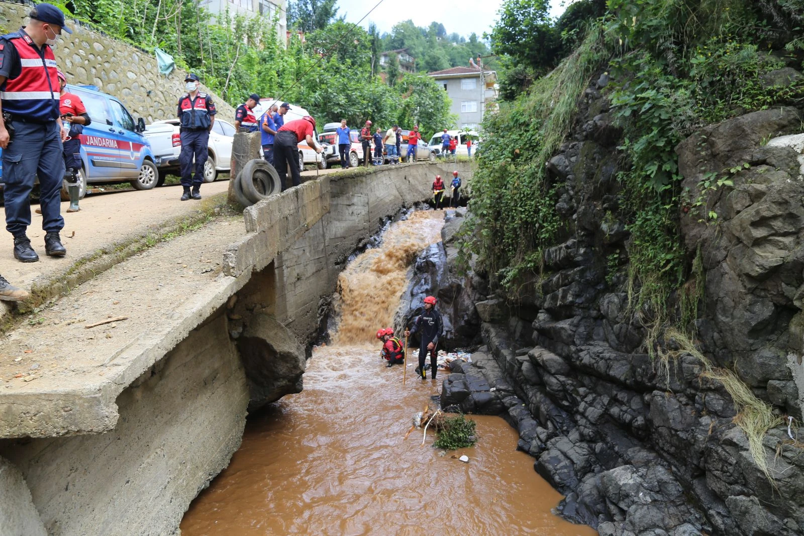 Rize’deki selde kaybolan 2 kişi aranıyor