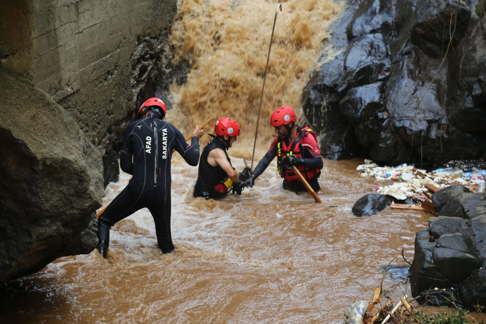 Rize’deki selde kaybolan 2 kişi aranıyor
