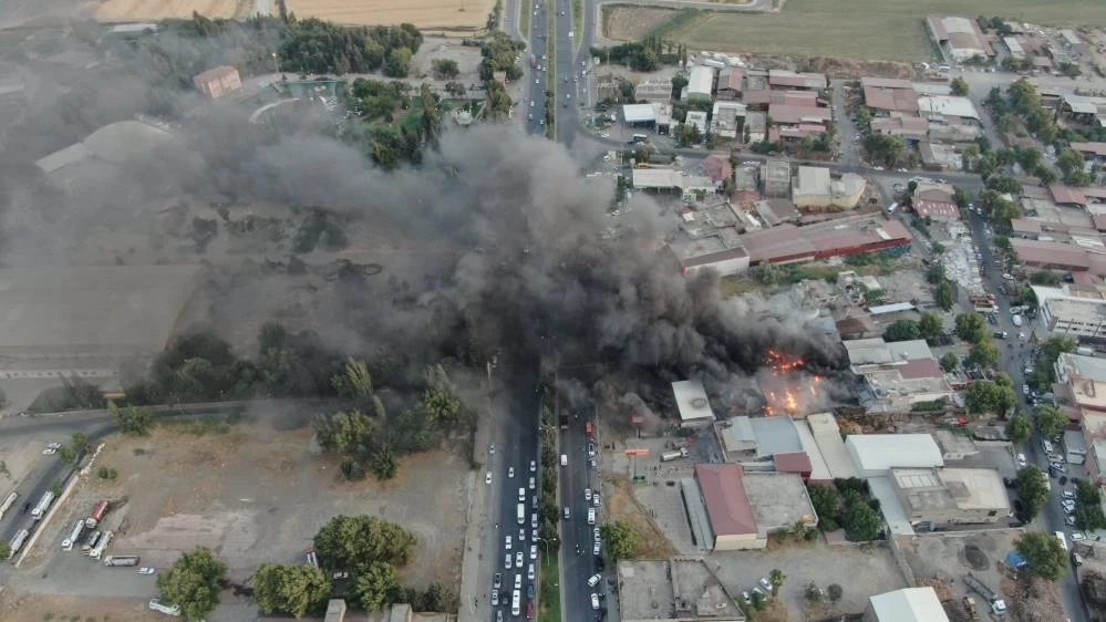 Tekstil fabrikası alev alev yandı