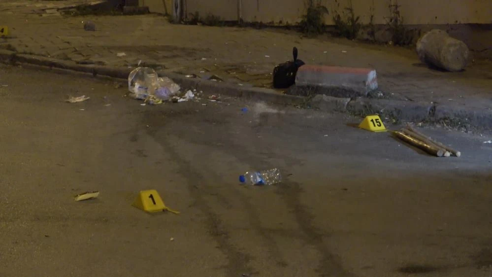 Olaylı gece: Cadde ortasında silahlı kavga
