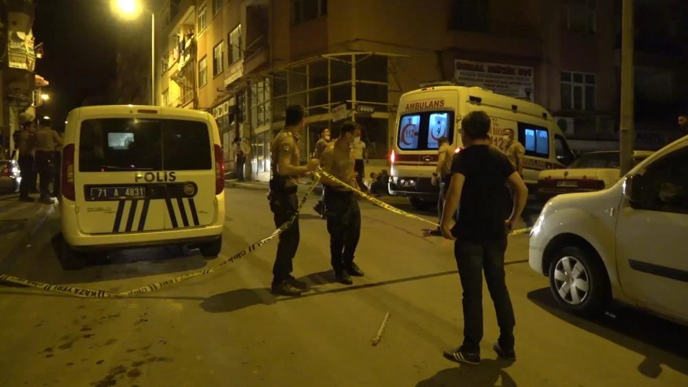 Olaylı gece: Cadde ortasında silahlı kavga