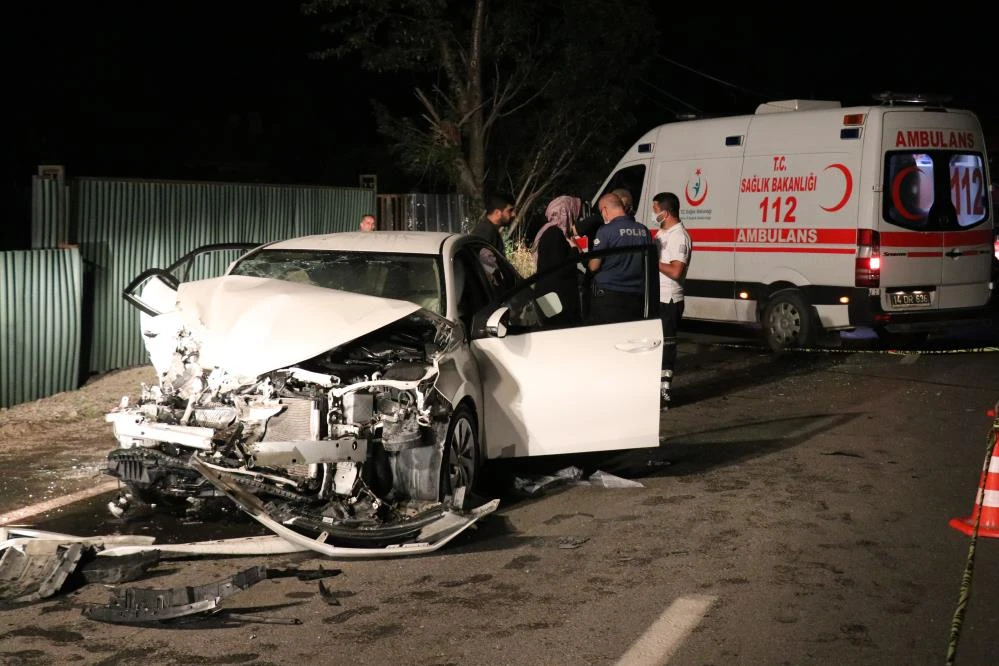 Otomobil iş makinesine çarptı: 1 ölü, 1 yaralı