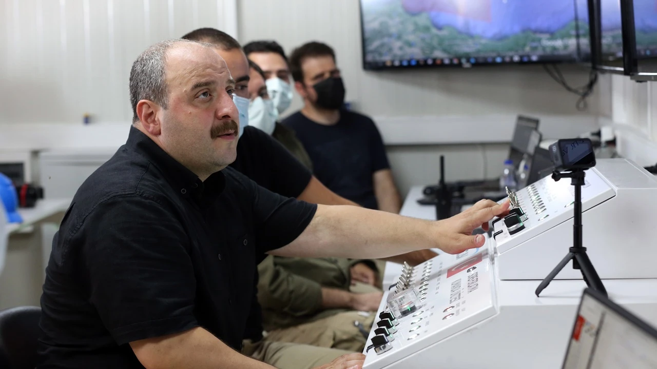 Son dakika: Bakan Varank duyurdu: İnsansız uzay aracı tasarımına başladık