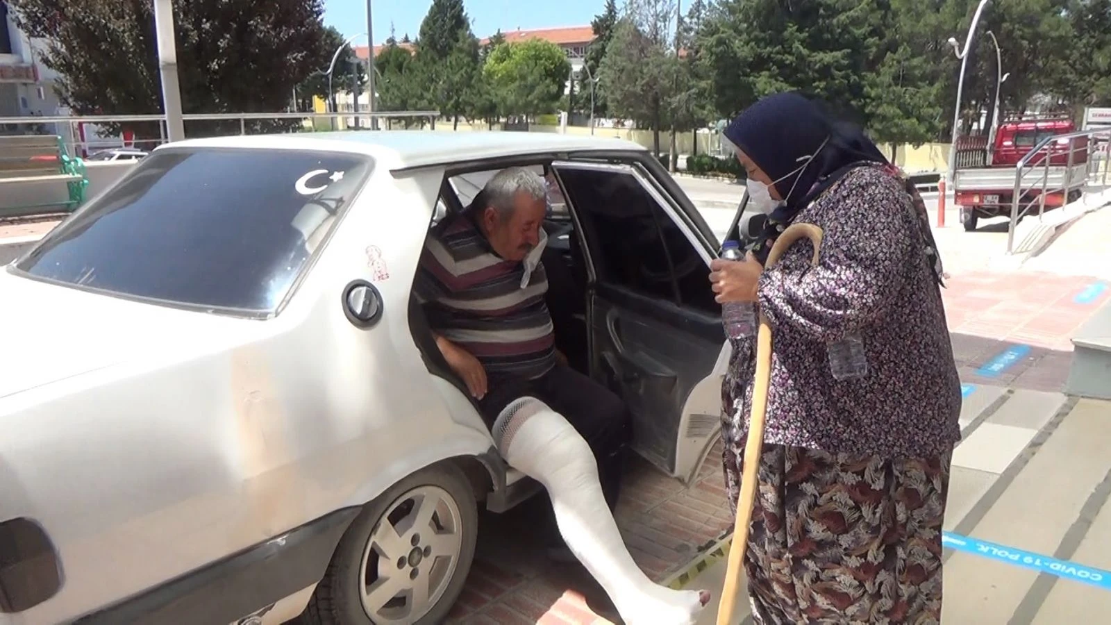 Fıkra gibi olay! Üzerine inek düştü bacağı kırıldı