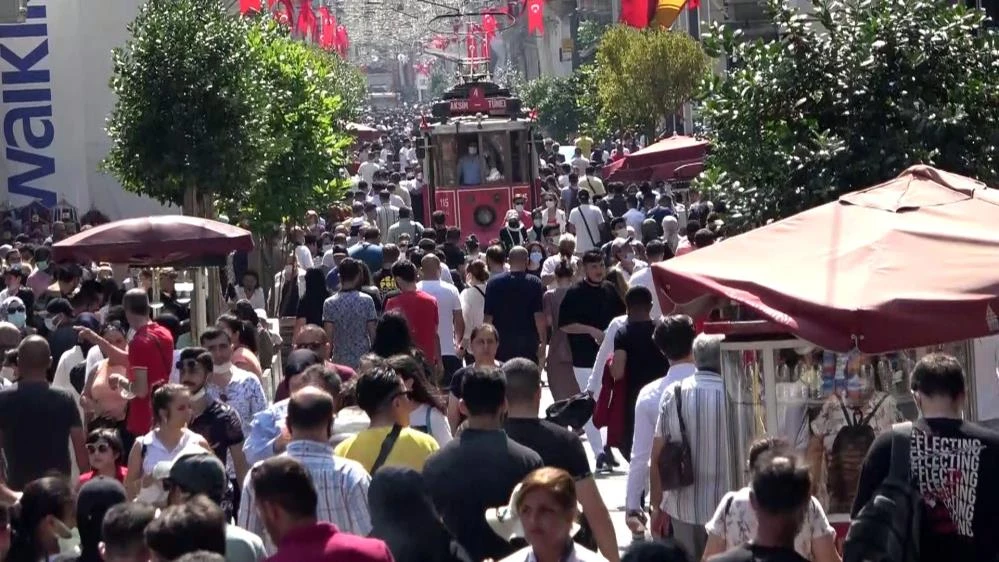 İstiklal Caddesi'nde yoğunluk: Korona tedbirleri hiçe sayıldı