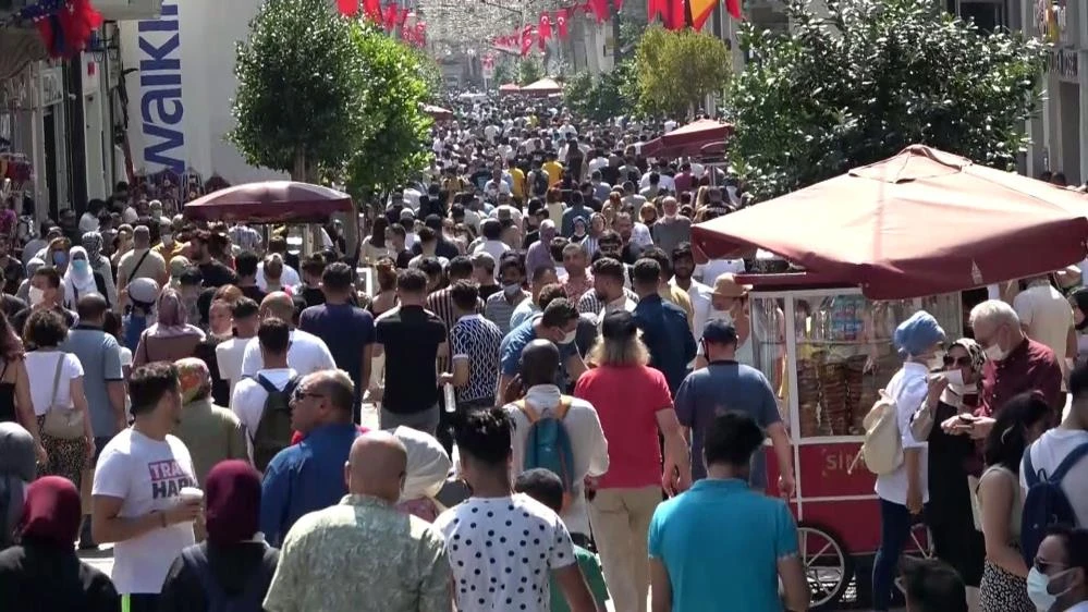 İstiklal Caddesi'nde yoğunluk: Korona tedbirleri hiçe sayıldı