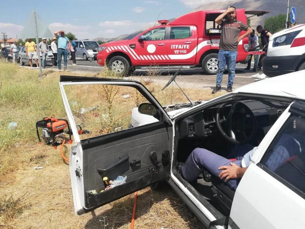 Malatya'da iki otomobil çarpıştı: 2 ölü, 4 yaralı