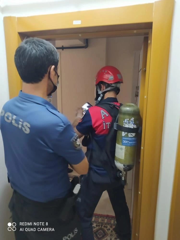 Ekipler oksijen tüpüyle içeri girdi, yaşlı kadının cenazesine ulaşıldı