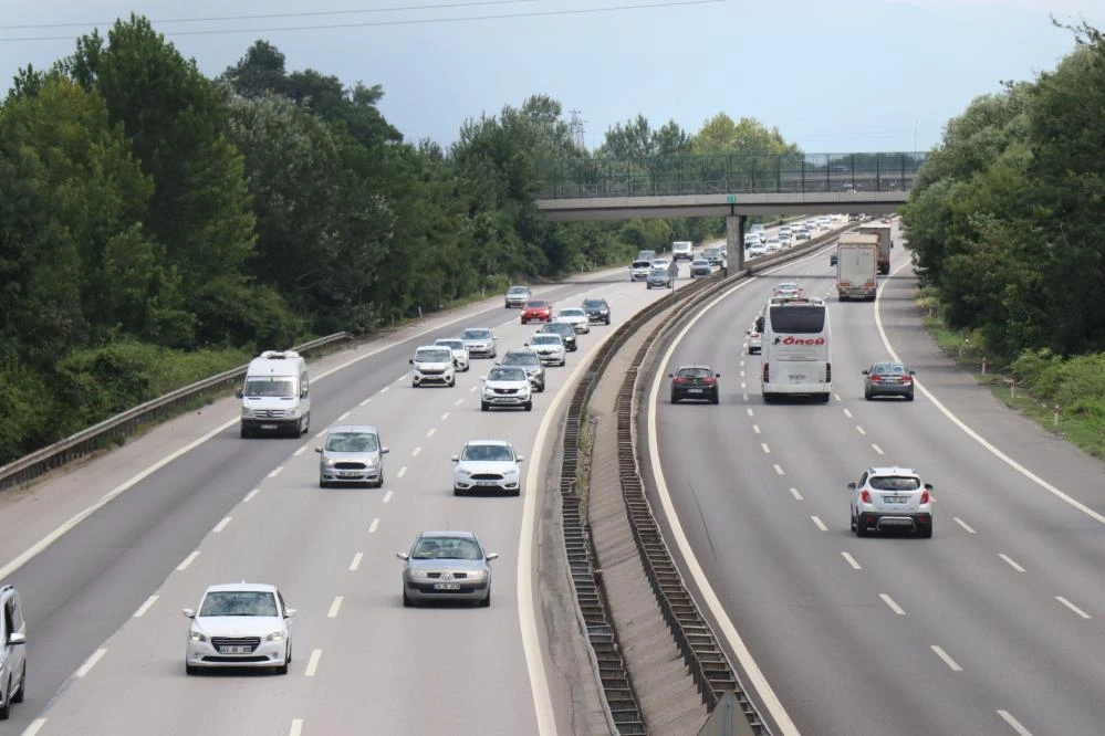 TEM Otoyolu Sakarya geçişinde bayram sonrası trafik yoğunluğu
