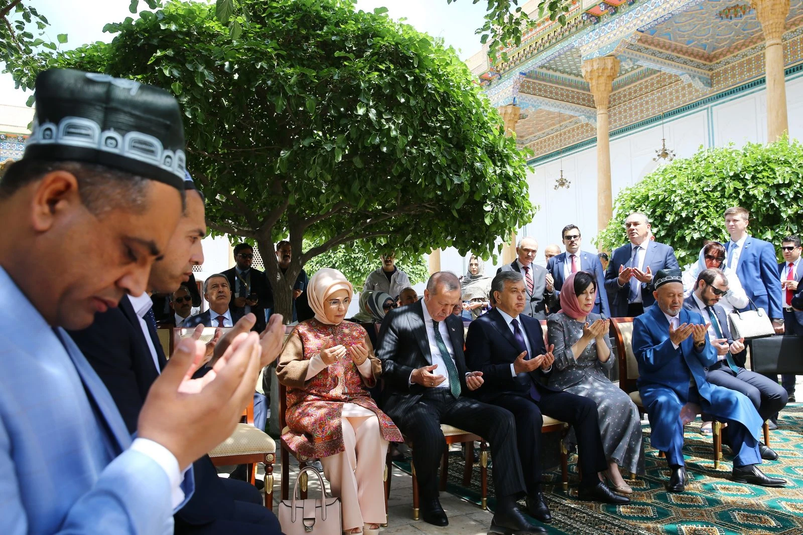 Cumhurbaşkanı Erdoğan, Nakşibendi Hazretleri'nin türbesini ziyaret etti