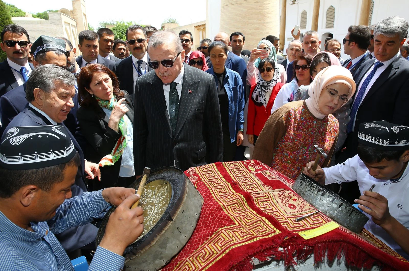 Cumhurbaşkanı Erdoğan, Nakşibendi Hazretleri'nin türbesini ziyaret etti