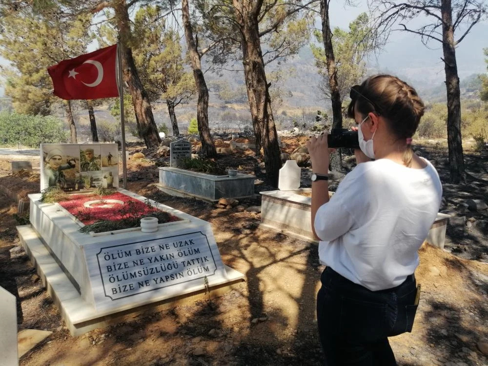 Çıkan yangında şehidimizin mezarı ve bayrağımız sapasağlam ayakta kaldı