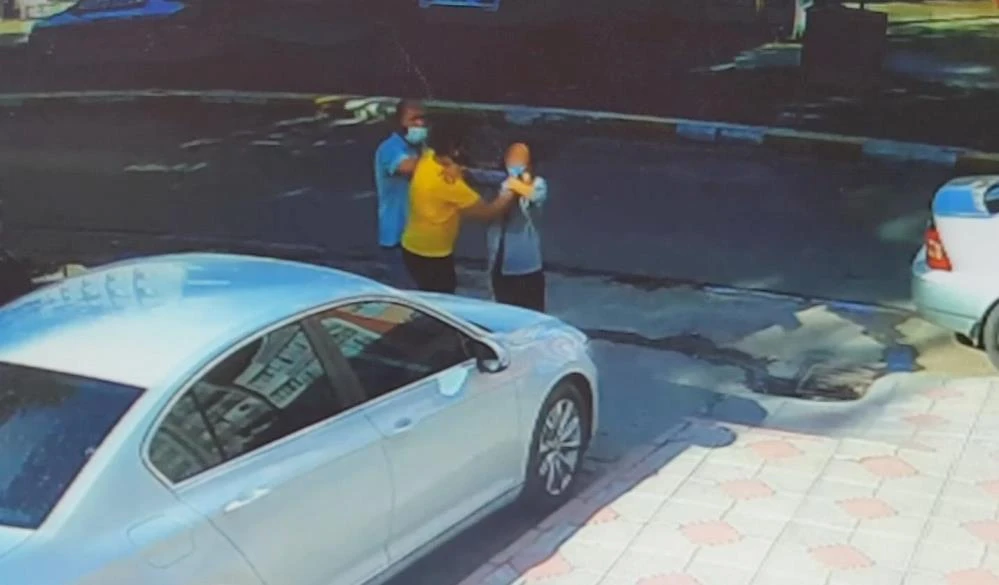 Kadının boğazını sıkan şahsa meydan dayağı