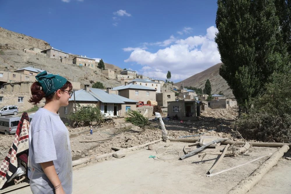 Kanser hastası halasını sırtında taşıyarak selden kurtardı