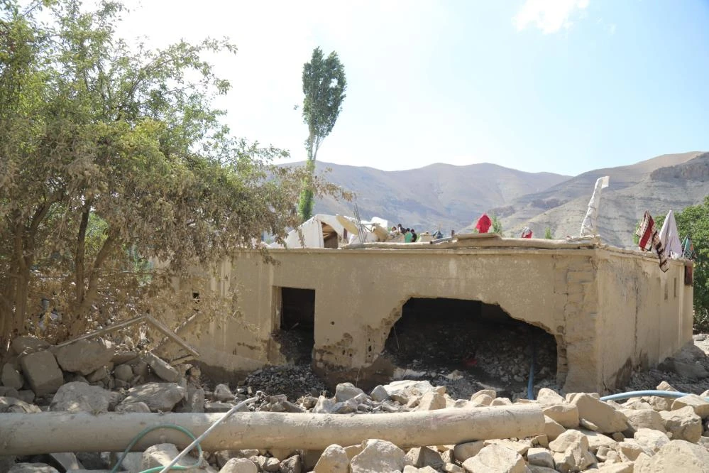 Kanser hastası halasını sırtında taşıyarak selden kurtardı