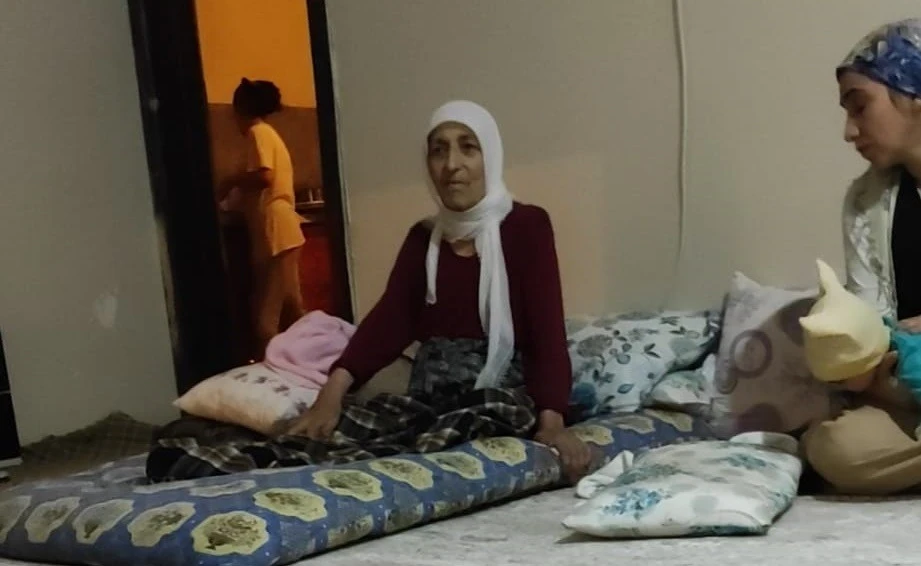 Kanser hastası halasını sırtında taşıyarak selden kurtardı