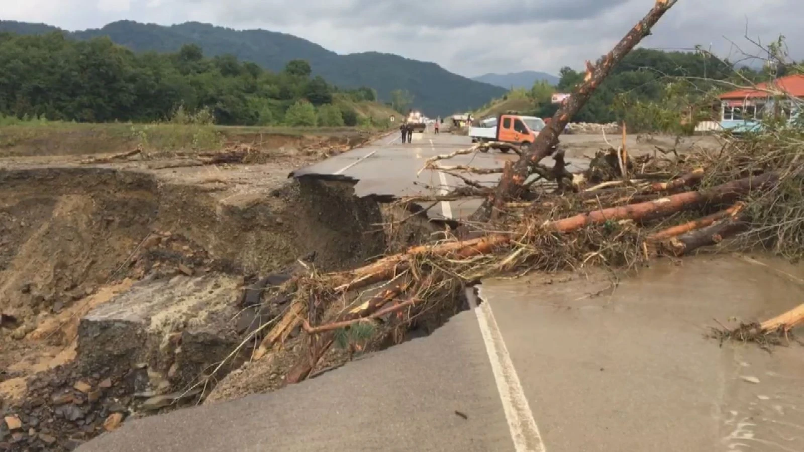 Bartın Valisi Sinan Güner'den sel ve heyelan uyarısı: Felaket büyük, risk bitmedi