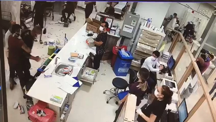 Alkollü hasta terör estirdi: Masaları dağıttı, çalışanların üstüne yürüdü