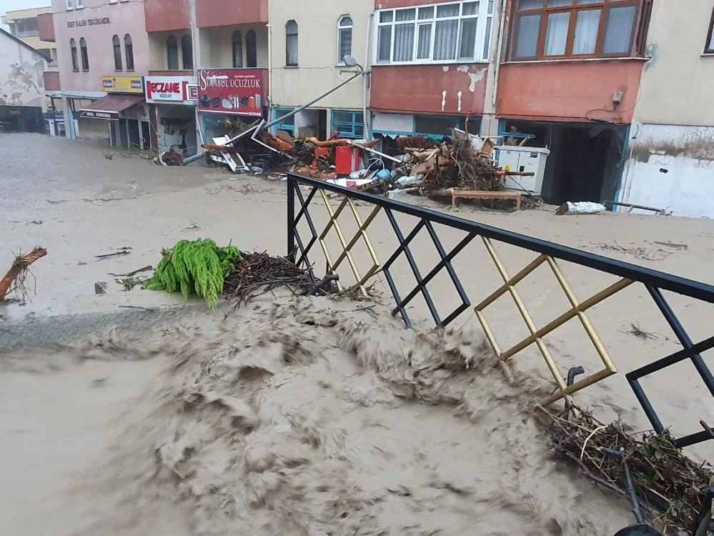 Sel sonrası Bozkurt ilçesi savaş alanına döndü