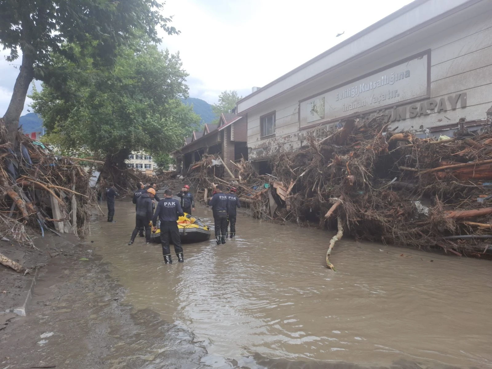 Kastamonu'da selde mahsur kalanları sağlık ekipleri sırtında taşıdı